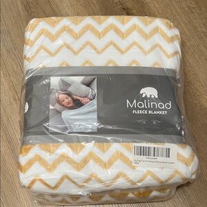 OEKO-TEX standard 100-Fleece Blanket - Golden Zigzag Pattern